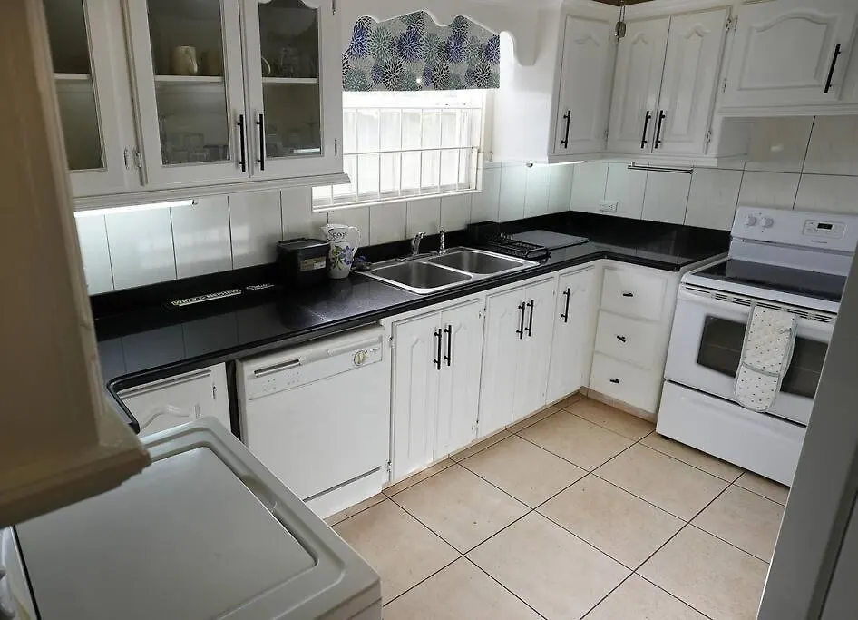 3 Bedrooms Luxurious Pool House Centrally Located Close To Everything سانت فيليب